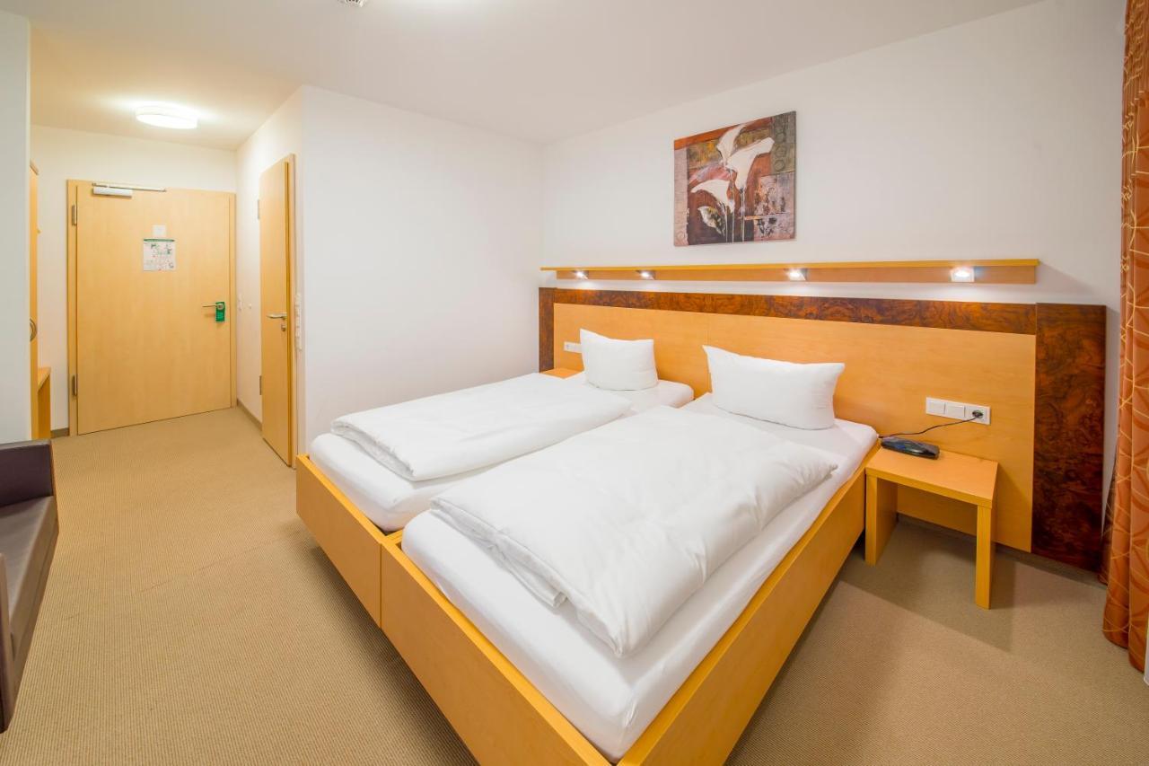 Hotel Nuernberger Hof นอยมาร์คท์ อิน แดร์ โอเบอร์พฟัลซ์ ภายนอก รูปภาพ