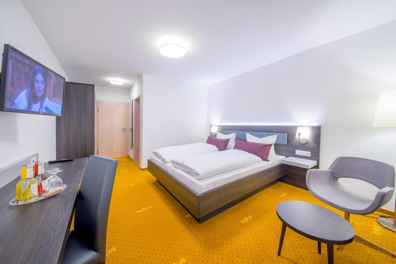 Hotel Nuernberger Hof นอยมาร์คท์ อิน แดร์ โอเบอร์พฟัลซ์ ภายนอก รูปภาพ